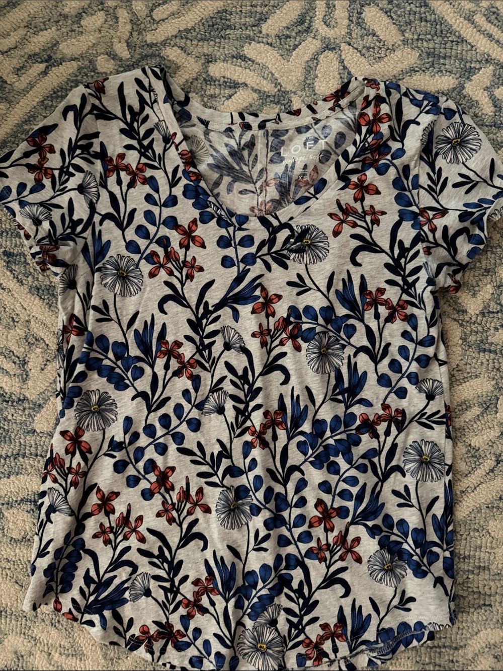 LOFT Short-Sleeve V-Neck Tee in Light Gray with Blue & Red Floral Print